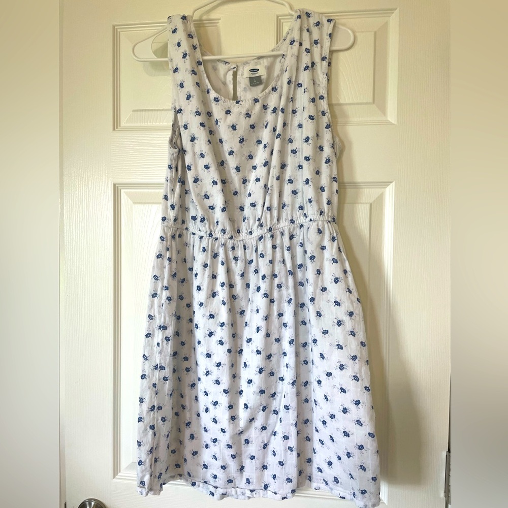 White Old Navy sleeveless dress with blue flowers